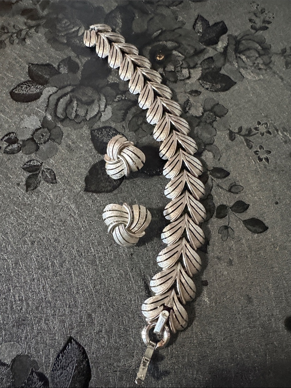 TRIFARI VINTAGE SILVER TEXTURED LEAF LINK 7.5" BRACELET AND CLIP-ON EARRING SET